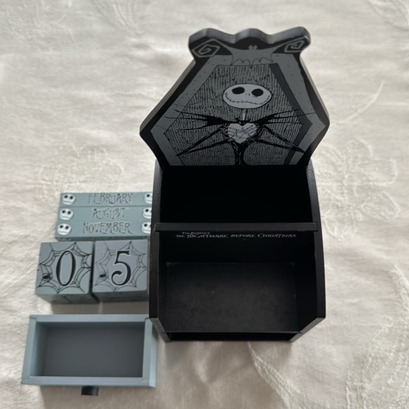 Nightmare Before Christmas Perpetual wood block calendar - Picture 6 of 8